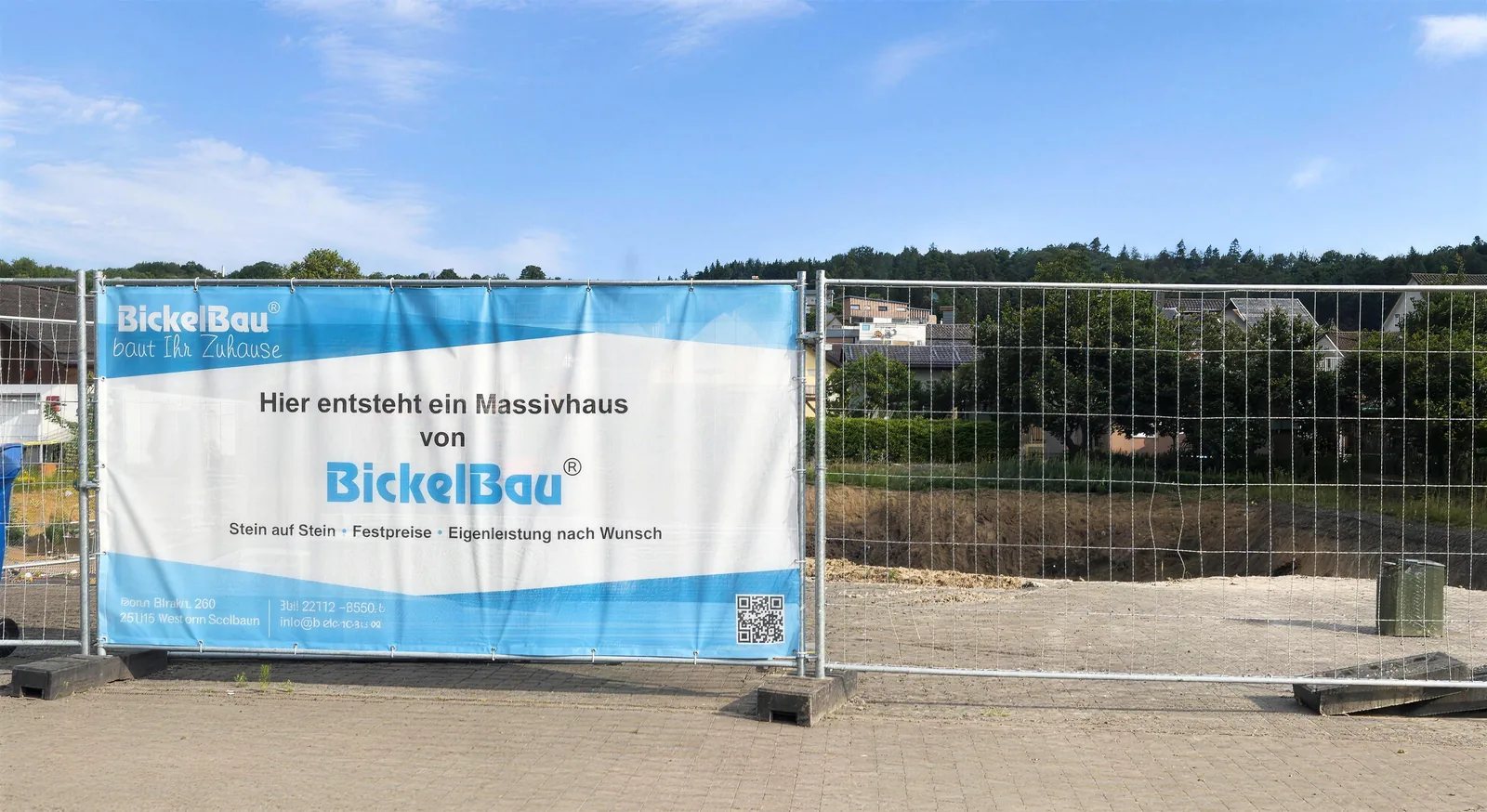 Baustelle des Mehrfamilienhauses „Wohnen in Herborn" in Herborn-Seelbach mit BickelBau-Bauzaunbanner